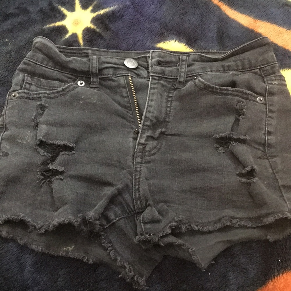 •High waisted •Distressed •Short shorts